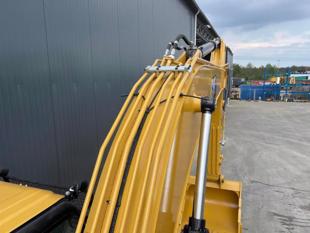 CAT 323D3