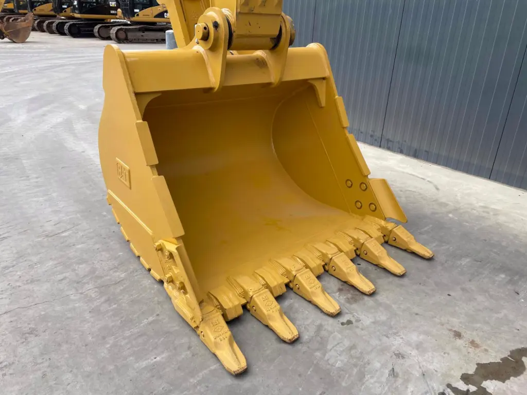 CAT 323D3