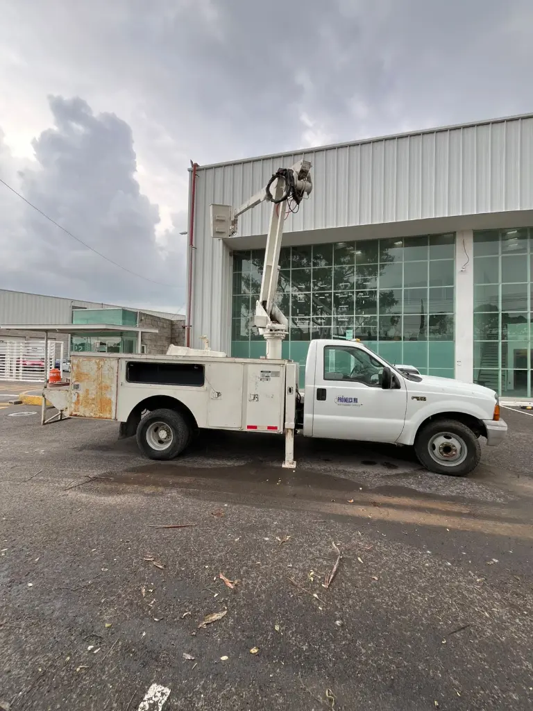 FORD F350 XL CON PLATAFORMA ALTEC AT37G